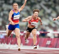 女子１００メートル障害準決勝　13秒06の１組６着でゴールする寺田明日香（右）＝国立競技場