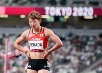 女子１００メートル障害準決勝　ゴール後にうつむく寺田明日香。１組６着で決勝進出を逃した＝国立競技場