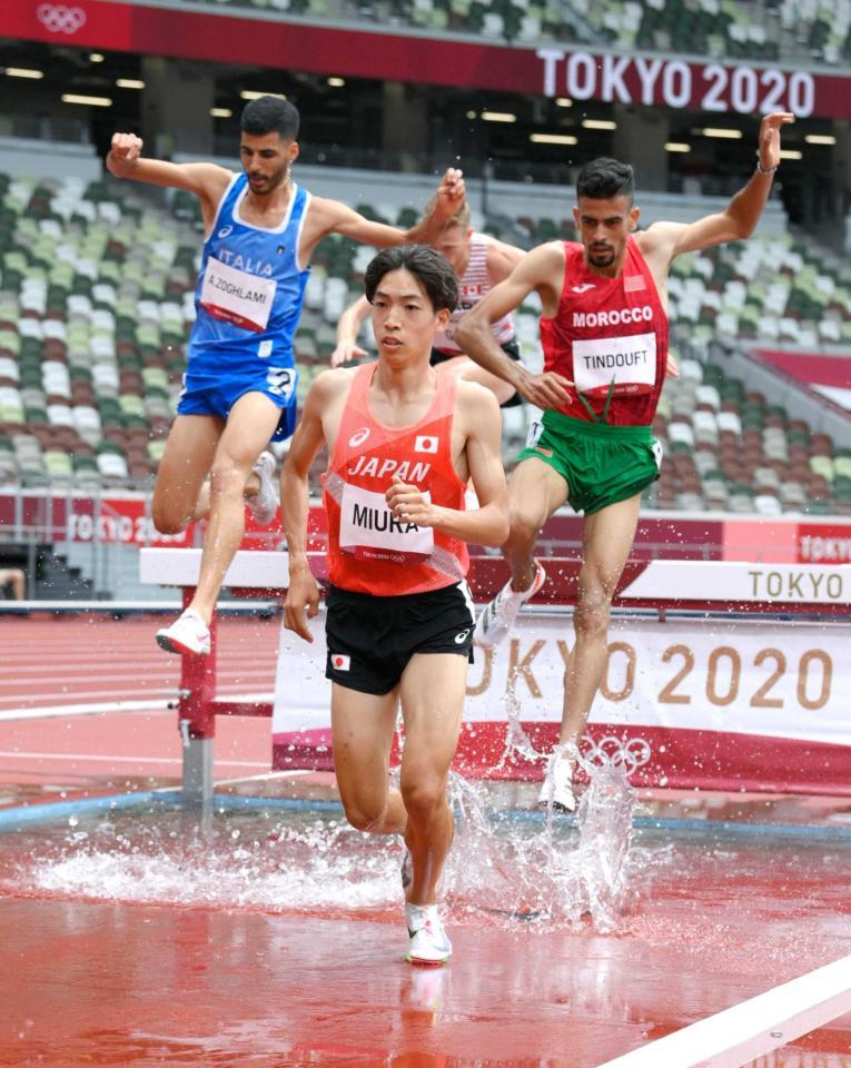 　男子３０００メートル障害予選で力走する三浦龍司（手前）。１組２着で決勝進出を決めた＝３０日、国立競技場