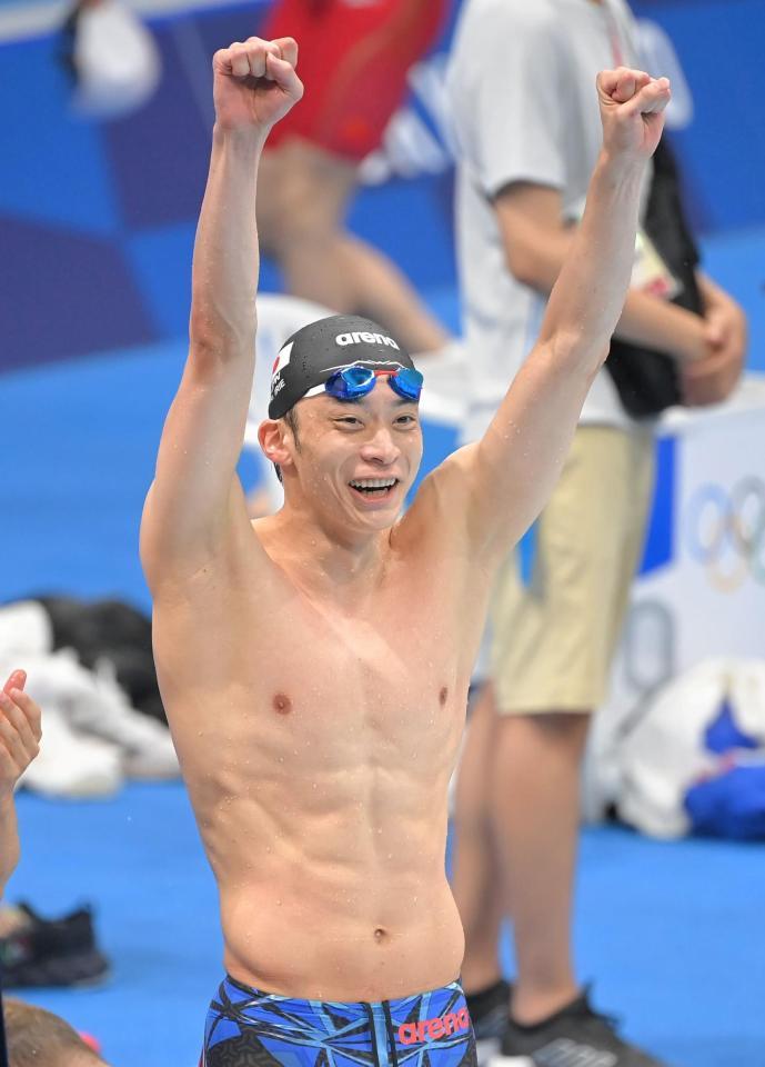 　レース後、スタンドに向かってガッツポーズを決める入江陵介（撮影・高部洋祐）