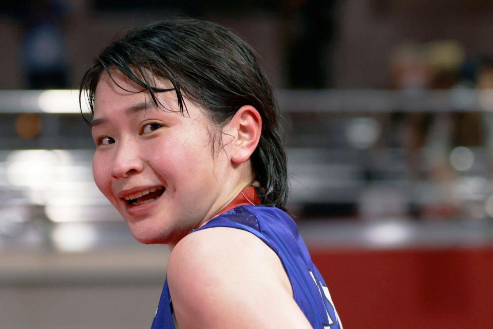 女子フライ級準々決勝で勝利し、笑顔で引き揚げる並木月海＝両国国技館