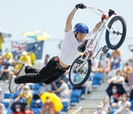 　決勝でトリックを決める中村輪夢