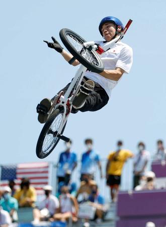 　技を決める中村輪夢