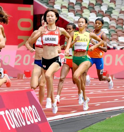 女子１５００メートル予選　力走する卜部蘭（手前）。右端はオランダのシファン・ハッサン＝国立競技場
