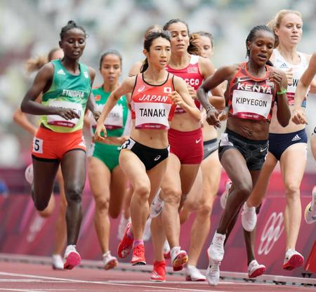 女子１５００メートル予選　力走する田中希実（中央）。４分２秒33の日本新記録をマークし、準決勝進出を決めた＝国立競技場