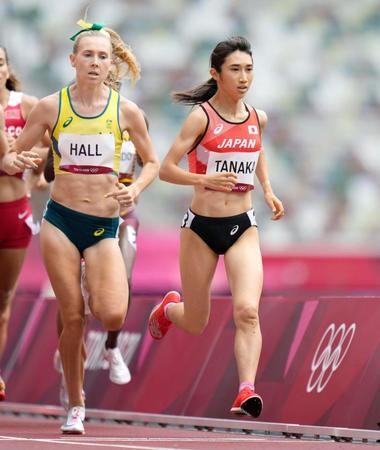 女子１５００メートル予選　力走する田中希実（右）＝国立競技場