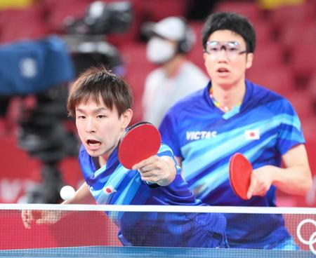 　卓球男子団体戦ダブルス第１ゲーム　ラリーを続ける丹羽孝希。後方右は水谷隼（撮影・堀内翔）