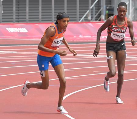 　転倒するも体勢を立て直し走り始めるシファン・ハッサン（左）＝撮影・高部洋祐