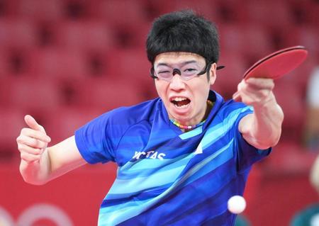 　卓球男子団体戦シングルス第１ゲーム ラリーを続ける水谷隼（撮影・堀内翔）