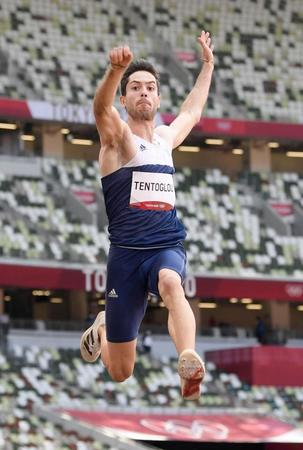 男子走り幅跳び決勝　８メートル41で優勝したギリシャのミルティアディス・テントグル＝国立競技場