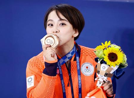 　女子種目別床運動で獲得した銅メダルにキスする村上茉愛