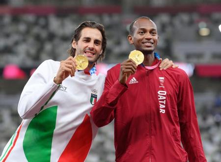 　陸上男子走り高跳びの表彰式で金メダルを手に笑顔を見せるイタリアのジャンマルコ・タンベリ（左）とカタールのムタズエサ・バルシム