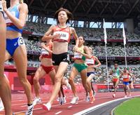女子１５００メートル予選　力走する卜部蘭（手前）＝国立競技場