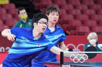 　卓球男子団体戦ダブルス第３ゲーム　ラリーを続ける水谷隼。右は丹羽孝希（撮影・堀内翔）