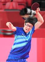 　卓球男子団体戦シングルス第３ゲーム　ラリーを続ける水谷隼（撮影・堀内翔）