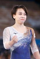 　女子種目別床運動決勝で演技を終えガッツポーズする村上茉愛