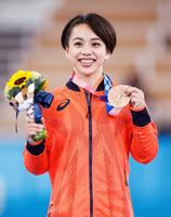 　体操女子種目別床運動で銅メダルを獲得した村上茉愛。女子の日本勢としては１９６４年の東京五輪以来、５７年ぶりの表彰台