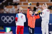 　女子種目別床運動で銅メダルを獲得し、表彰台で手を振る村上茉愛（中央）