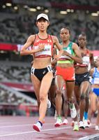 　女子５０００メートル決勝で力走する広中璃梨佳（手前）