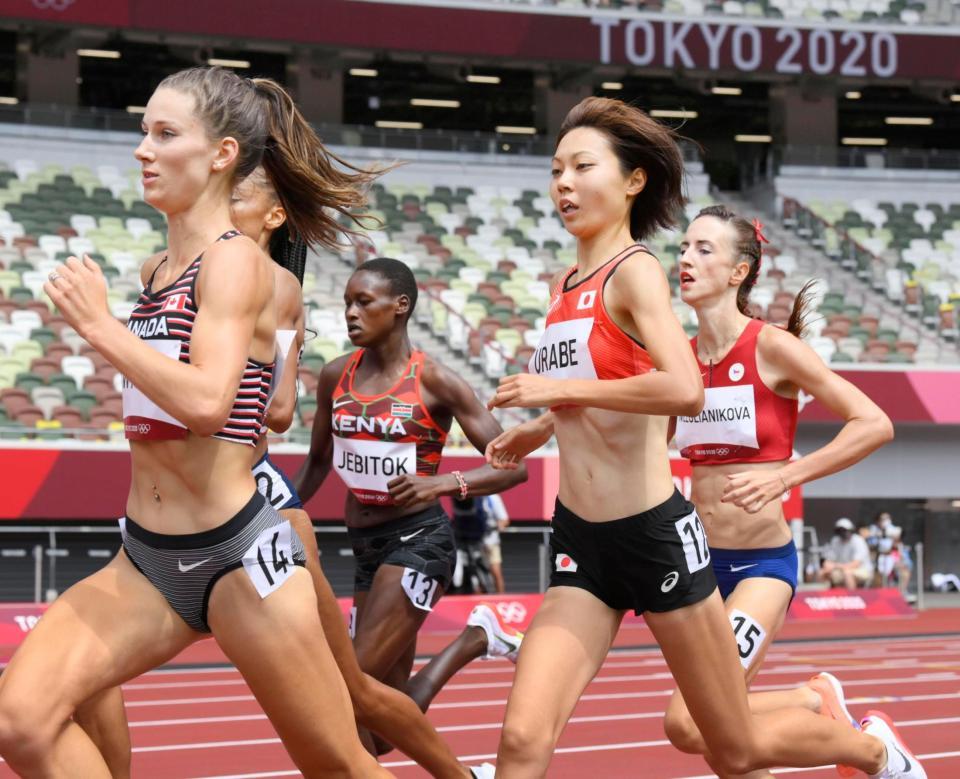 女子１５００メートル予選　力走する卜部蘭（右から２人目）＝国立競技場