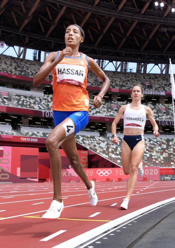 女子１５００メートル予選　力走するオランダのシファン・ハッサン（手前）＝国立競技場