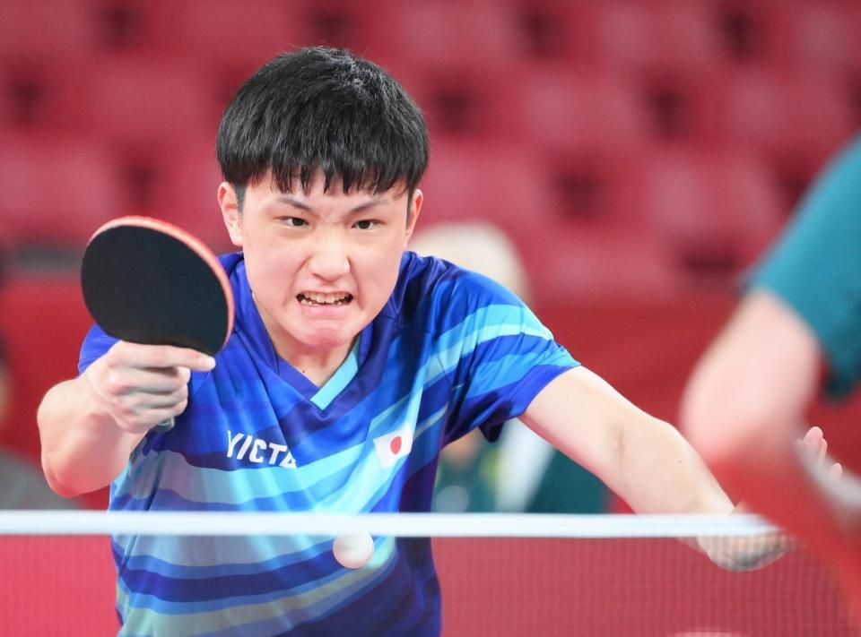 　卓球男子団体戦シングルス第３ゲーム　ラリーを続ける張本智和（撮影・堀内翔）