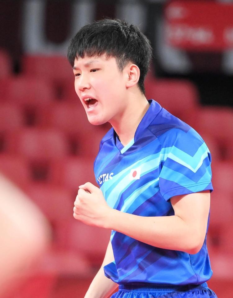 　卓球男子団体戦シングルス第３ゲーム　スマッシュが決まりガッツポーズをする張本智和（撮影・堀内翔）