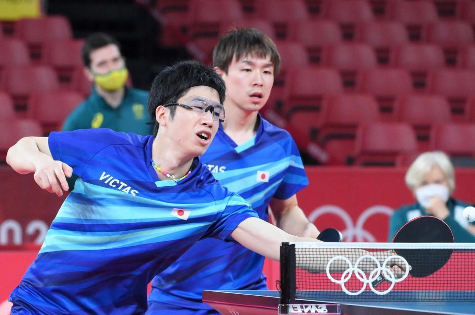 　卓球男子団体戦ダブルス第３ゲーム　ラリーを続ける水谷隼。右は丹羽孝希（撮影・堀内翔）