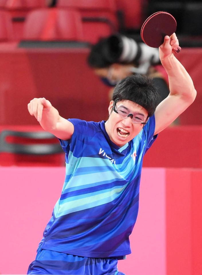 　卓球男子団体戦シングルス第３ゲーム　ラリーを続ける水谷隼（撮影・堀内翔）