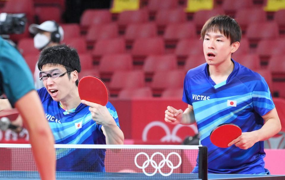　卓球男子団体戦ダブルス第１ゲーム　ラリーを続ける水谷隼（左）と丹羽孝希（撮影・堀内翔）