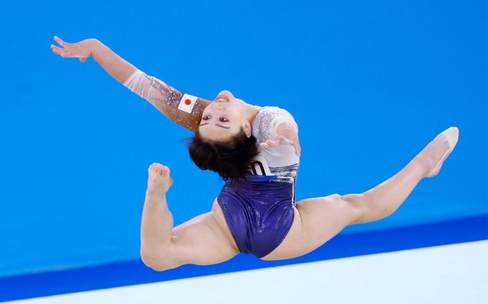 　女子種目別床運動決勝で演技する村上茉愛