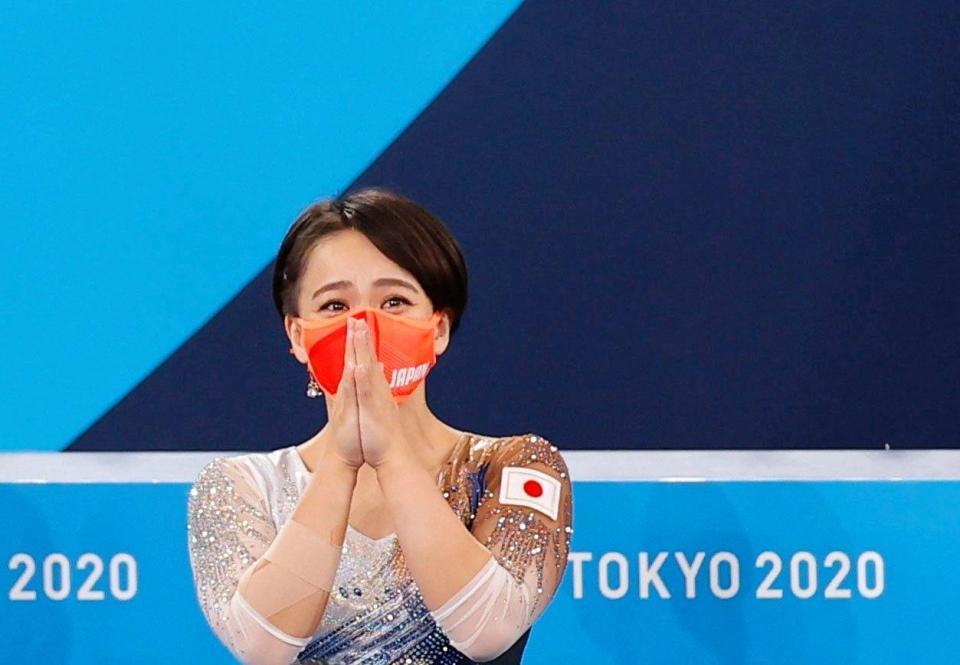 　女子種目別床運動で銅メダルを獲得し、涙ぐむ村上茉愛