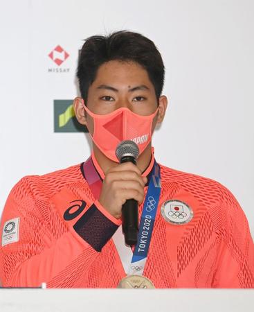 　記者会見する競泳男子２００メートルバタフライで銀メダルを獲得した本多灯（代表撮影）