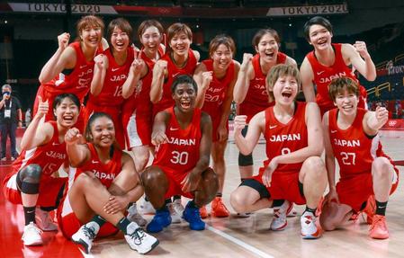 　準々決勝進出を決め喜ぶ女子バスケ日本代表選手