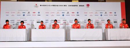 　入村記者会見に出席した空手の日本代表選手団（代表撮影）