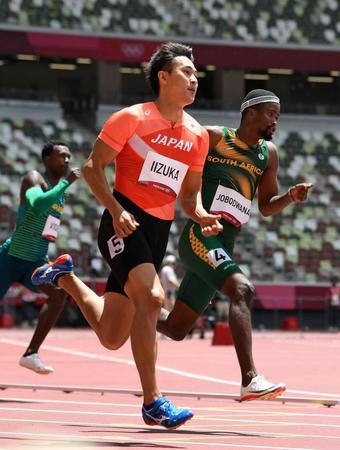 男子２００メートル予選　力走する飯塚翔太（手前）。１組６着で敗退した＝国立競技場