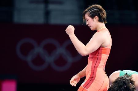 　女子６２キロ級で決勝進出を決め、ガッツポーズする川井友香子＝幕張メッセ