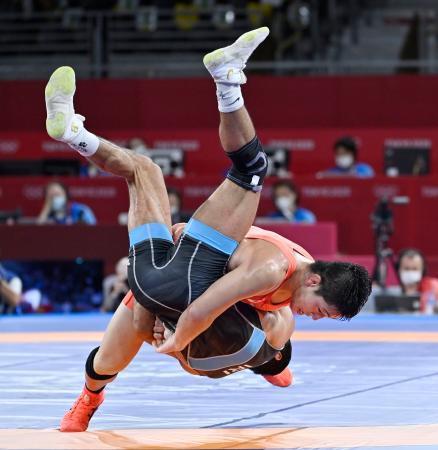 　男子グレコローマン７７キロ級３位決定戦　イラン選手（手前）を投げる屋比久翔平＝幕張メッセ