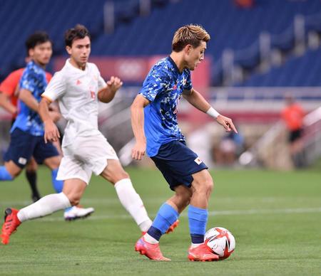 後半、シュートを放つ日本・堂安律＝埼玉スタジアム（撮影・西岡正）