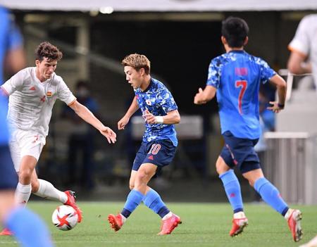 前半、攻め込む堂安（撮影・西岡正）