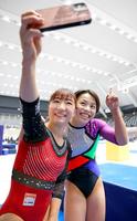 　全日本選手権の試合後に記念撮影する寺本明日香（左）と村上茉愛＝代表撮影、4月