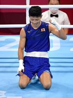 男子フライ級準々決勝でコロンビア選手に勝利した田中亮明。準決勝に進出しメダルが確定した＝両国国技館