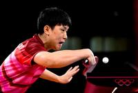 男子団体準々決勝　スウェーデン戦の第３試合でプレーする張本智和＝東京体育館