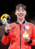 　ボクシング女子フェザー級で優勝し、表彰式で金メダルを持つ入江聖奈＝両国国技館