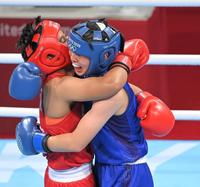 　３回のゴングが鳴り、相手選手と健闘をたたえ合う入江聖奈（右）＝両国国技館（撮影・高部洋祐）