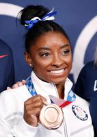 女子種目別平均台で獲得した銅メダルを手にするシモーン・バイルス＝有明体操競技場