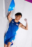 男子複合予選　ボルダリングで第２課題を完登した楢崎智亜＝青海アーバンスポーツパーク