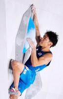 男子複合予選　ボルダリングの第２課題に挑む楢崎智亜＝青海アーバンスポーツパーク