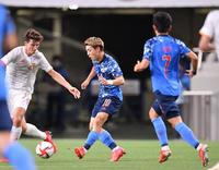 前半、攻め込む堂安（撮影・西岡正）