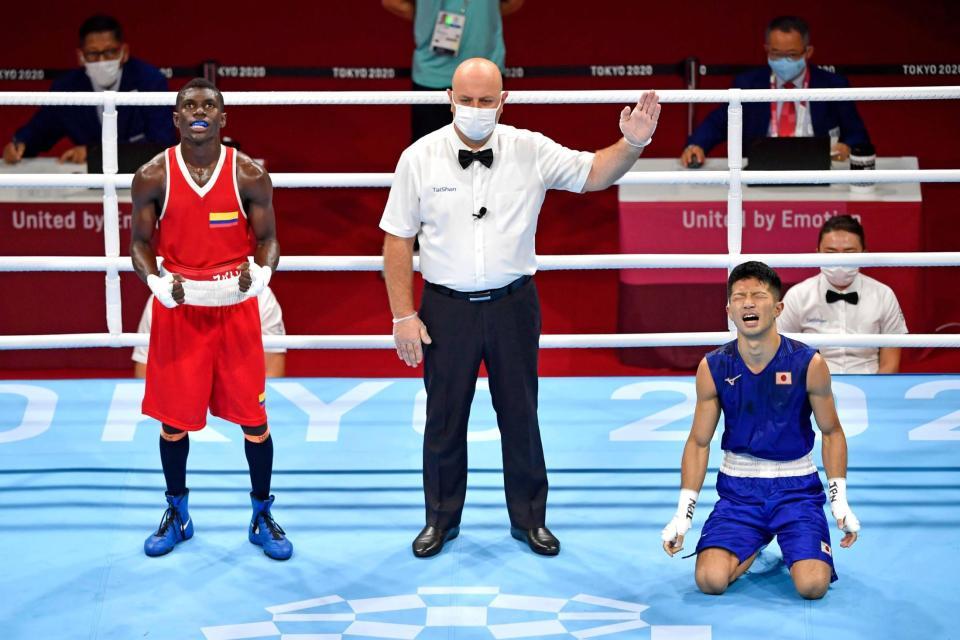 男子フライ級準々決勝でコロンビア選手（左）に勝利した田中亮明。準決勝に進出しメダルが確定した＝両国国技館
